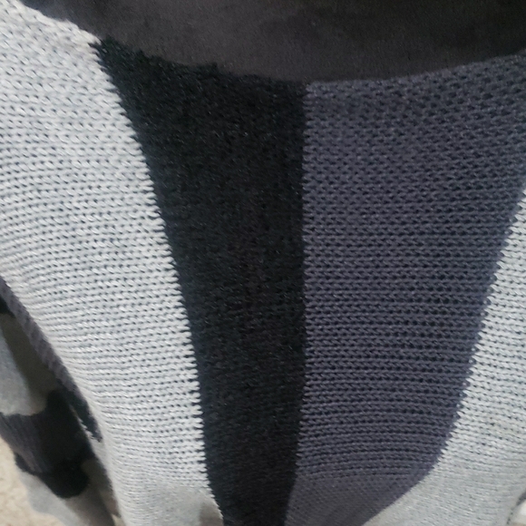 CHIC VERTICAL STRIPPED FRINGED PONCHO - BLACK & GREY - Picture 8 of 13